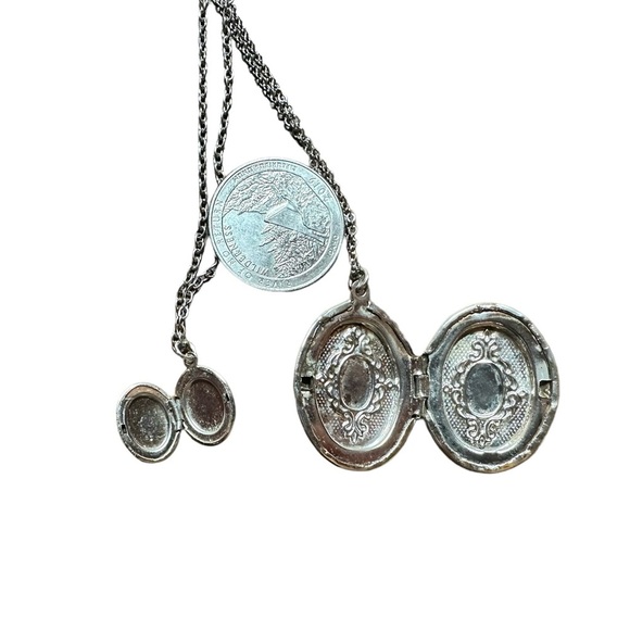 2 silver tone vintage lockets on chain- different sizes - Picture 5 of 5